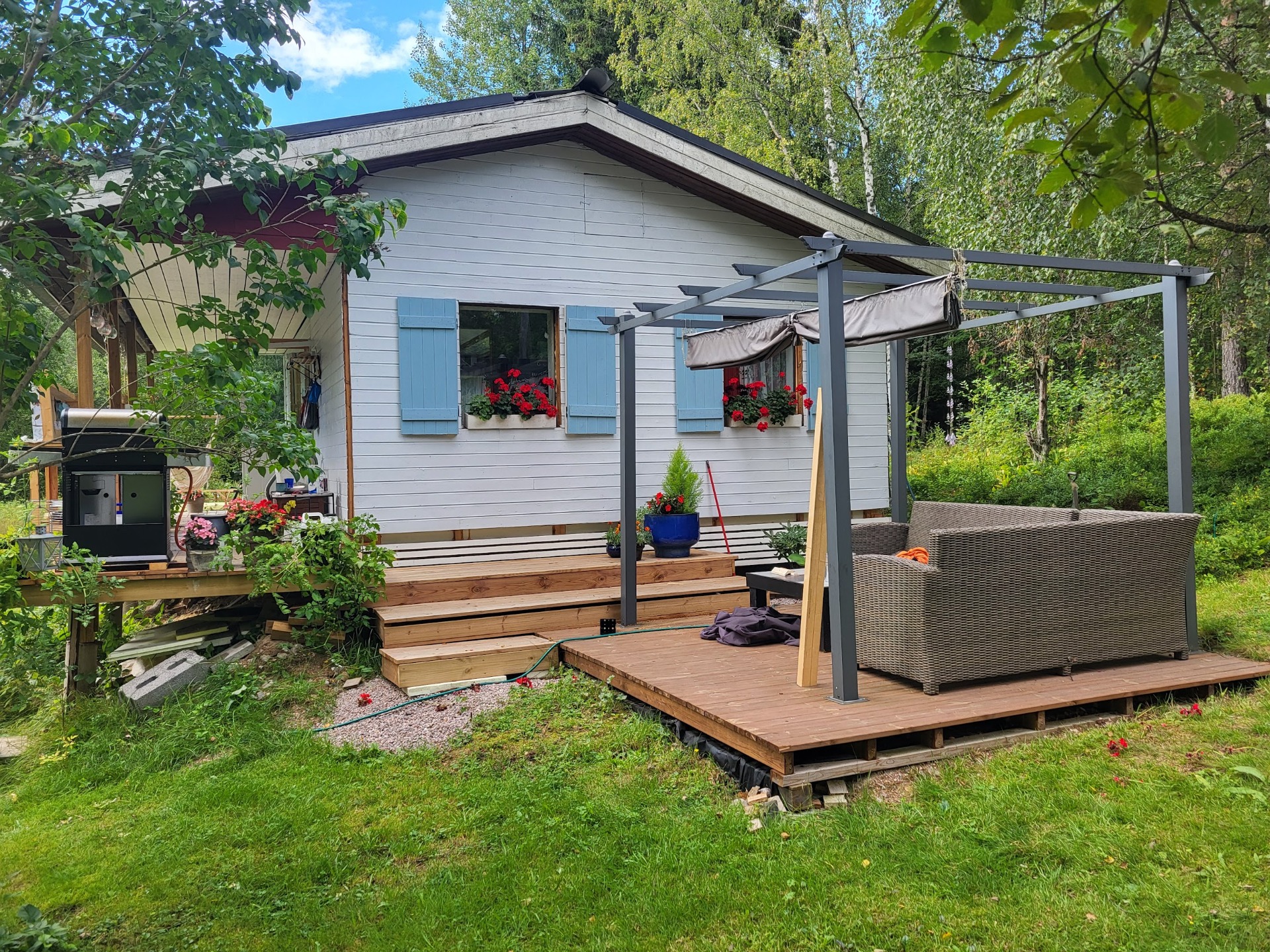 Mökki aamuauringon suunnasta