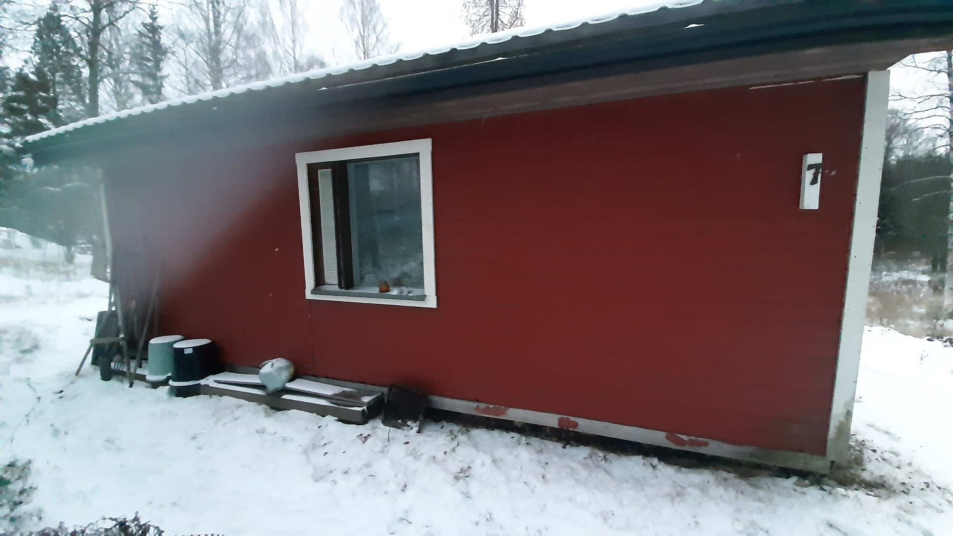 Tältä mökki näytti tieltä päin alkutilanteessa