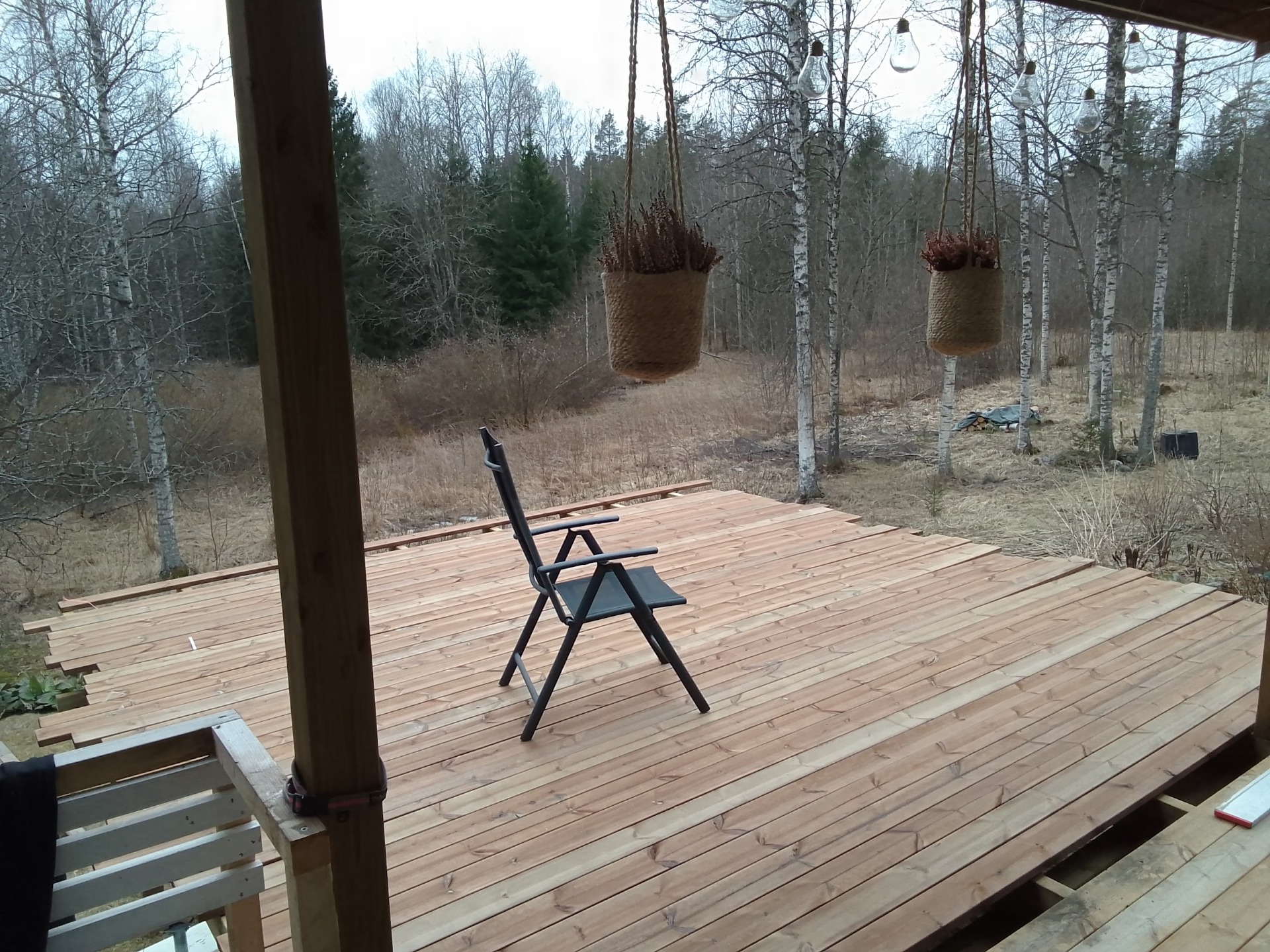 Terassi on periaatteessa jo käyttöönottovalmis.  Enää ei puutu kuin aurinko ja lämpö